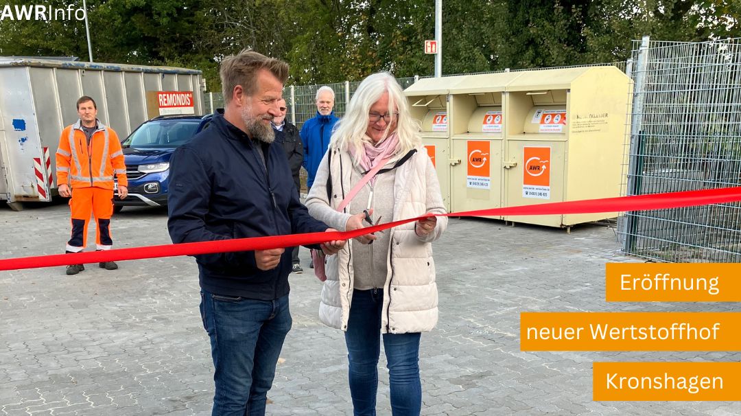 Karola Blunk und Herr Vollbehr schneiden das obligatorishce rote Band auf dem neuen Wertstoffhof durch